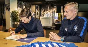 Kaj de Rooij tekent eerste profcontract bij FC Eindhoven