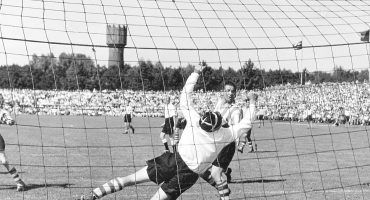 Het Jan Louwers Stadion bestaat 90 jaar